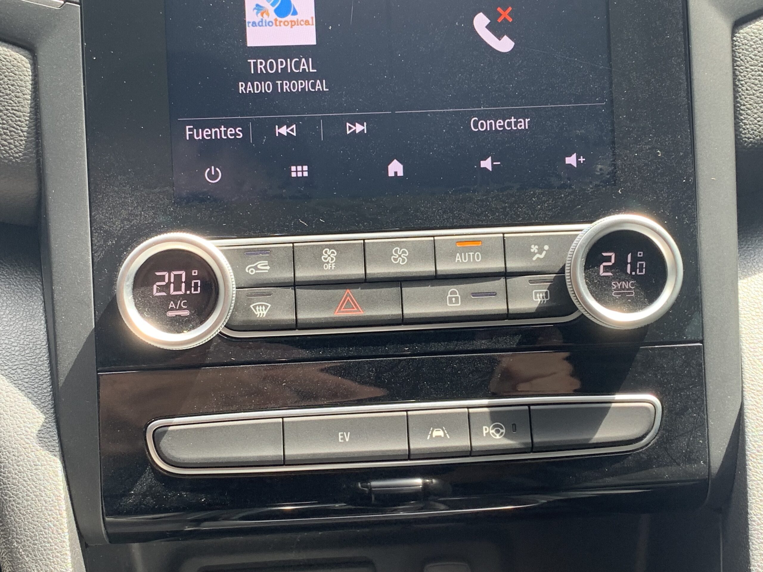 RENAULT MEGANE ZEN HIBRIDO ENCHUFABLE 160CV + CABLE MODO 3 + PACK MULTIMEDIA + PACK EASY PARKING