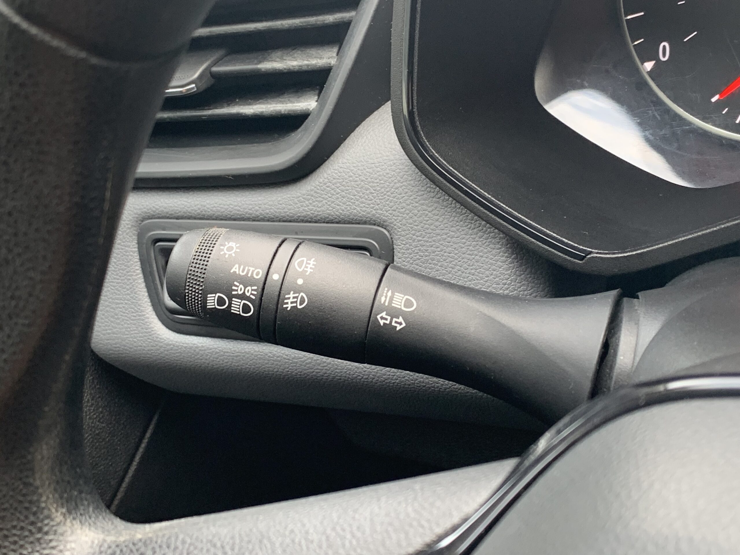 RENAULT CLIO BUSINESS DCI 100CV + PANTALLA EASY LINK 7″ SIN NAVEGADOR