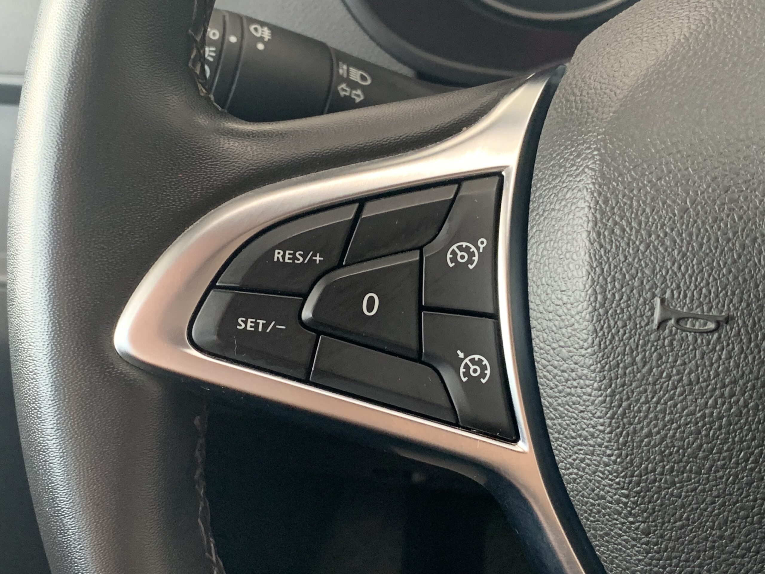 DACIA DUSTER ESSENTIAL BLUE DCI 115CV 4X4 + RUEDA DE REPUESTO + CLIMATIZACION MANUAL + PACK CONFORT + PANTALLA 8″