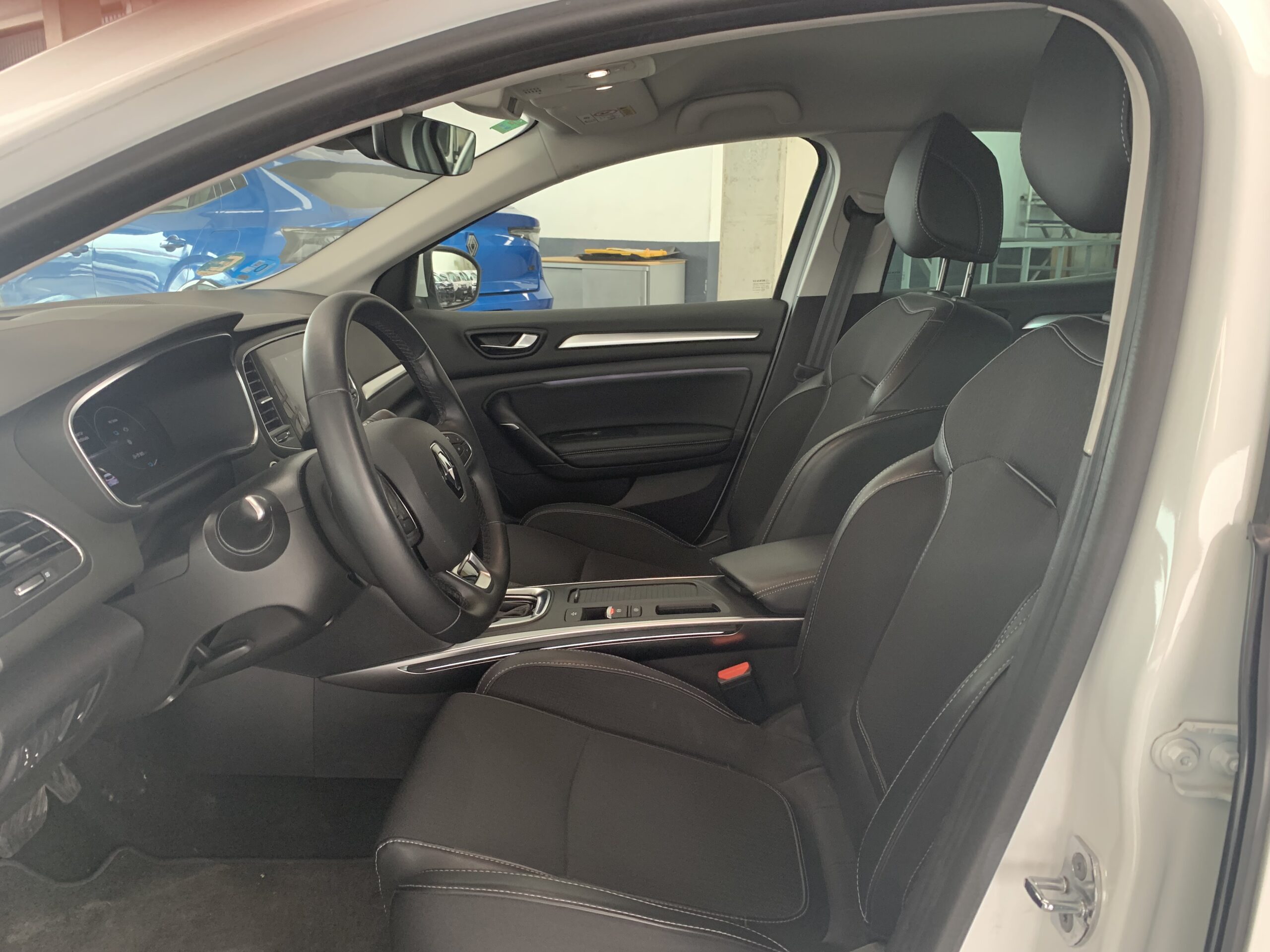 RENAULT MEGANE ZEN HIBRIDO ENCHUFABLE 160CV + PACK EASY PARKING + PACK MULTIMEDIA